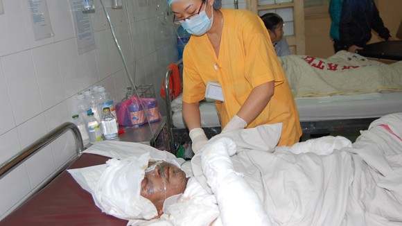 Bệnh nhân Nguyễn Huy Việt - Chủ cửa hàng gas đang được điều trị tích cực